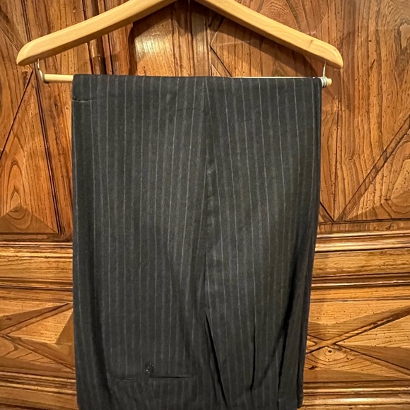 Men's classic Joesph Abboud wool blend suit from Garys of Newport Beach. - Picture 5 of 10